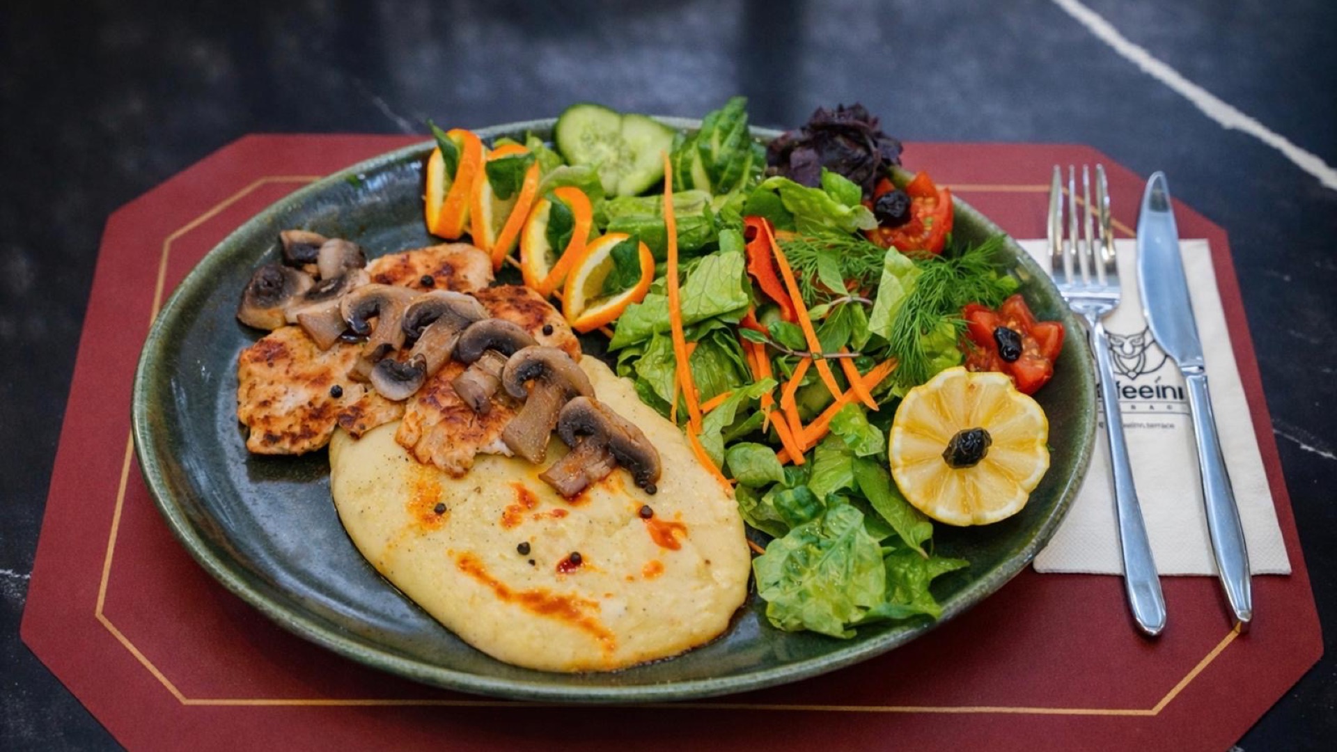 PÜRE YATAĞINDA MANTARLI TAVUK IZGARA