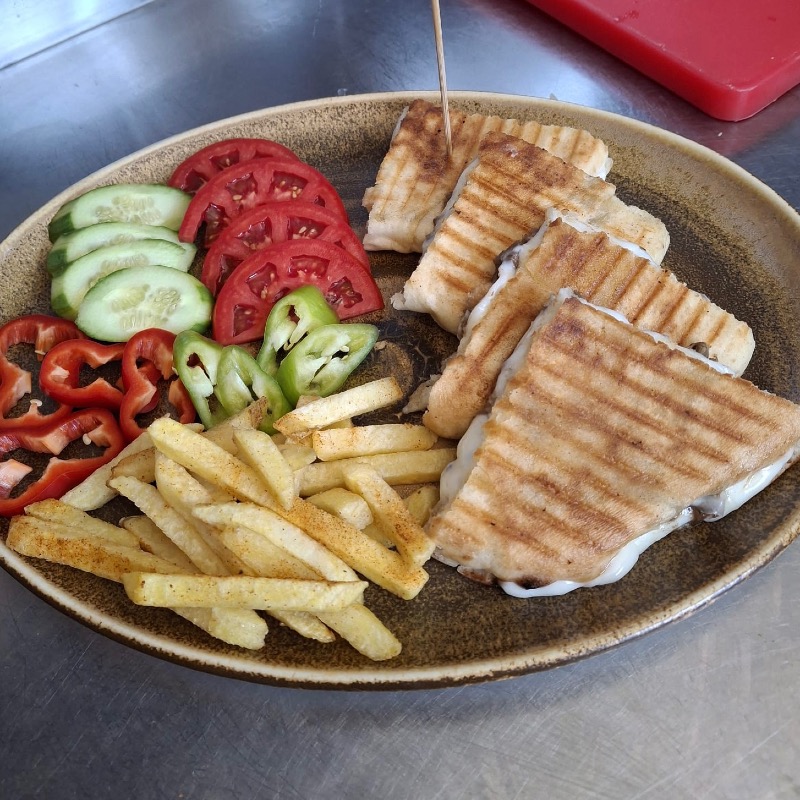 SUCUKLU-KAŞARLI BAZLAMA TOST MENÜ